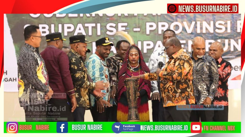 Gubernur dan Wakil serta 8 Bupati se provinsi Papua Tengah memukul tifa sebagai tanda resmi dimulai Rapat Kerja (Dok: Humas)