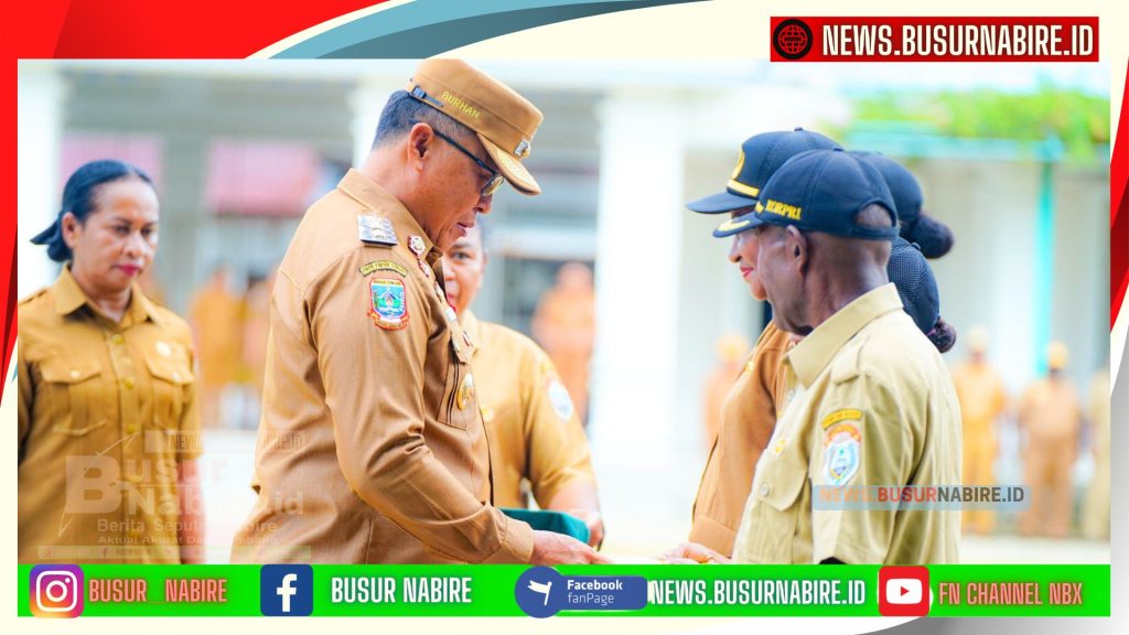 Wakil Bupati Nabire Serahkan SK Kenaikan Pangkat dan Pensiun kepada ASN (Foto: Busur Nabire)