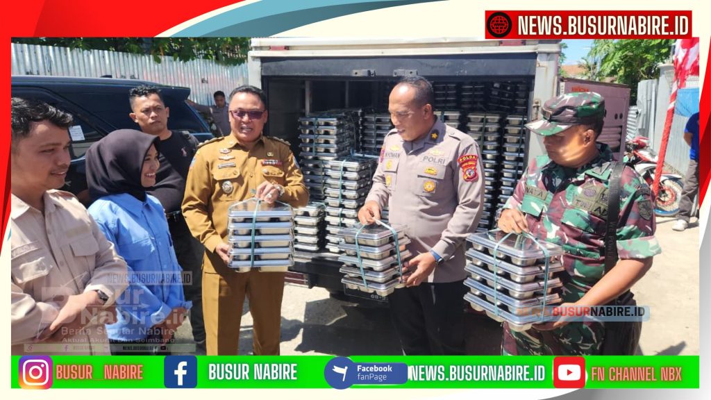 Wakil Bupati Nabire bersama Perwakilan Dari TNI Polri bersama mengecek kebersihan serta penataan Makanan di Mobil (Foto: Busur Nabire)