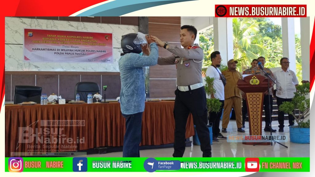 Kasat Lantas Polres Nabire, IPTU Exaudio P. Raja Hasibuan, S.Tr.K., M.H memberikan sebuah Hadiah Helm (Foto: Busur Nabire)