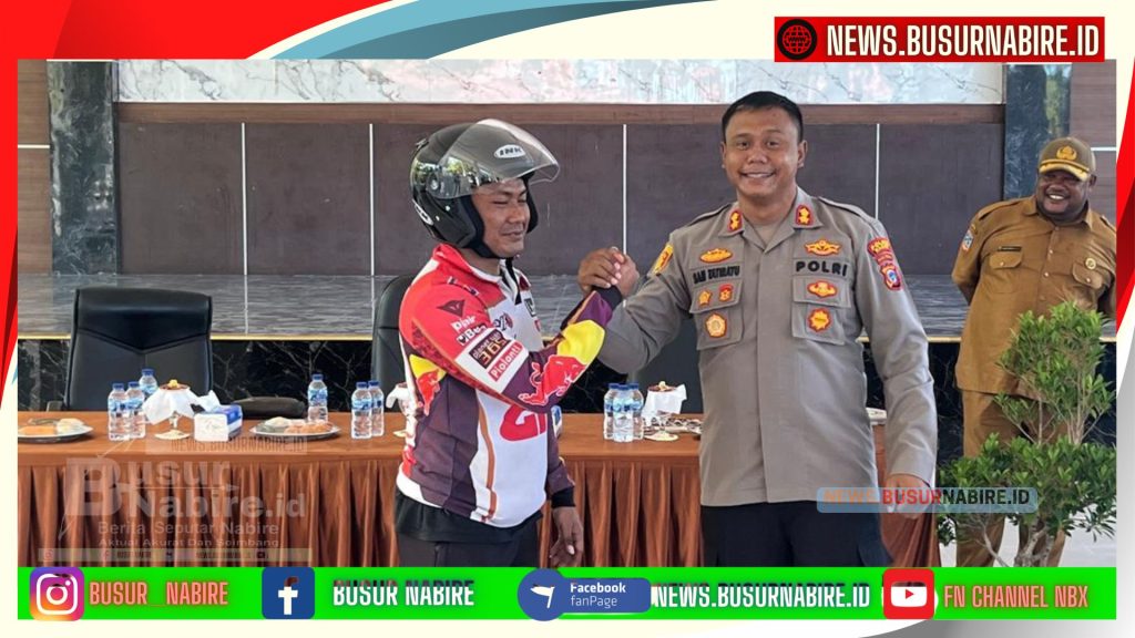 Kapolres Nabire AKBP Samuel D Tatiratu SIK memberikan Hadiah door prize sebuah Helm kepada Tukang Ojek (Foto: Busur Nabire)