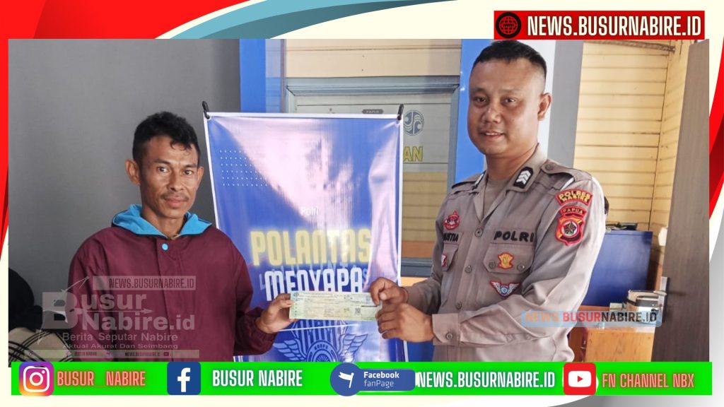 Brigadir Agus Prahardika, yang bertugas di pelayanan Samsat Polres Nabire menyrahkan bukti pembayaran Pajak ini adalah slah satu program Humanis dalam Polantas Menyapa (Foto: Busur Nabire)