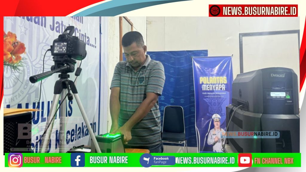 Salah satu Warga melakukan perekaman dalam pengurusan SIM di Kantor Satuan Lantas Nabire (Foto: Busur Nabire)