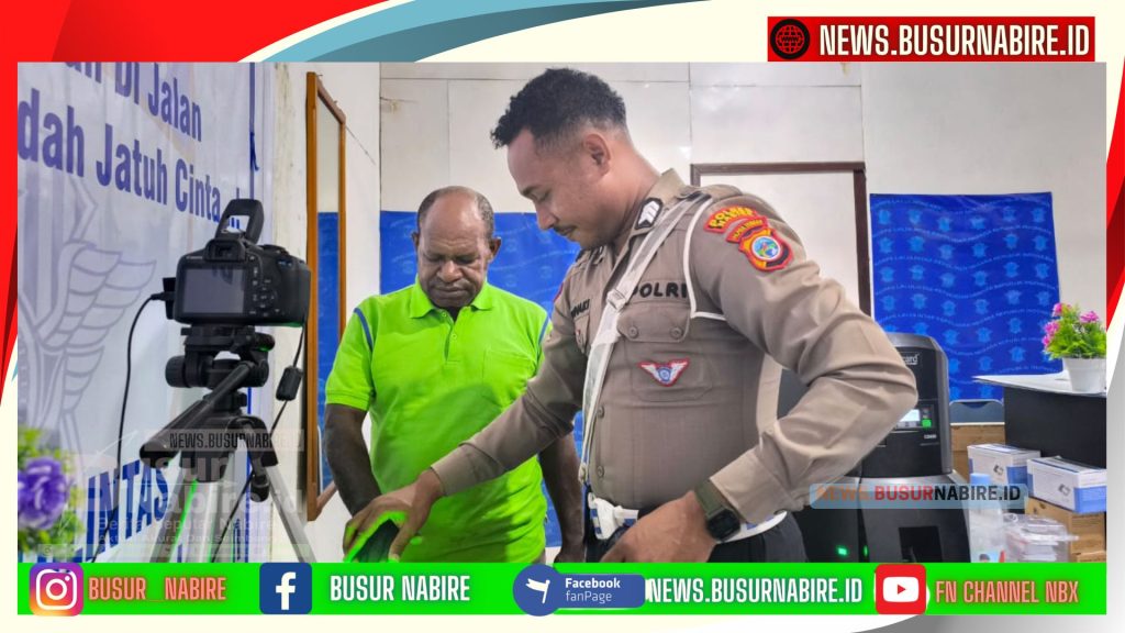 Brigpol Rahman Runaki yang bertugas di kantor Satlantas Polres Nabire untuk pelayanan Surat Izin Mengemudi (SIM)