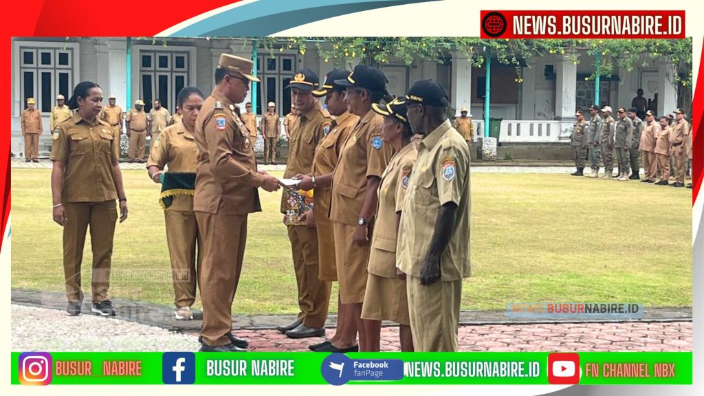 Wakil Bupati Nabire Serahkan SK Kenaikan Pangkat dan Pensiun kepada ASN (Foto: Busur Nabire)