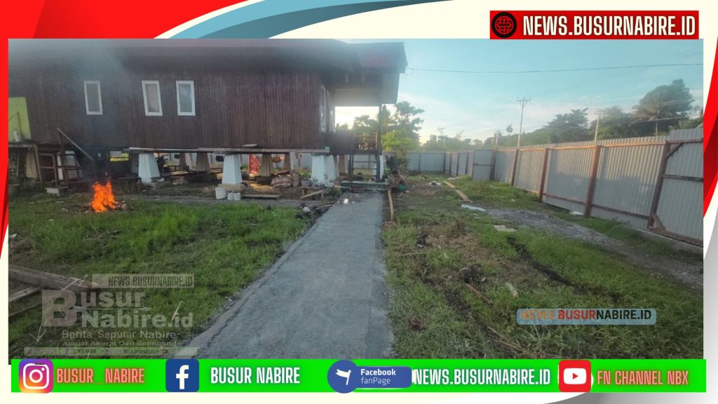 Rasa syukur dan haru terpancar dari wajah Bram Jitro Homba, Kepala Suku Yaur Hegure, setelah jalan menuju rumahnya kini telah diperbaiki dan dapat digunakan dengan baik.  (Foto: Busur Nabire)