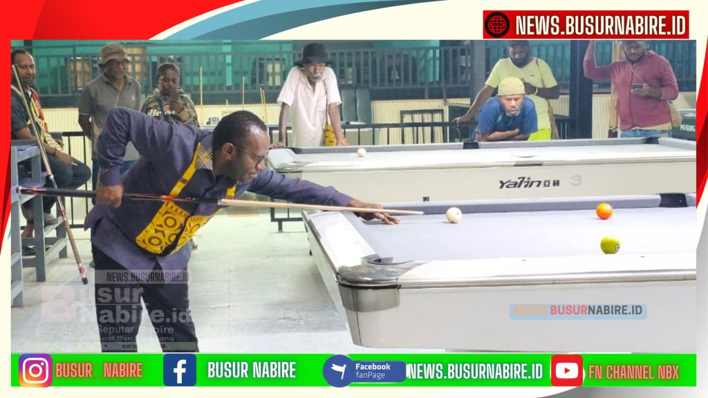 Pembukaan resmi turnamen oleh Ketua Asosiasi Bupati Se-Papua Tengah, Melkianus Mote. Ia melakukan tembakan bola pembuka di meja bilyar utama, yang menjadi simbol dimulainya kompetisi. (Foto: Busur Nabire)