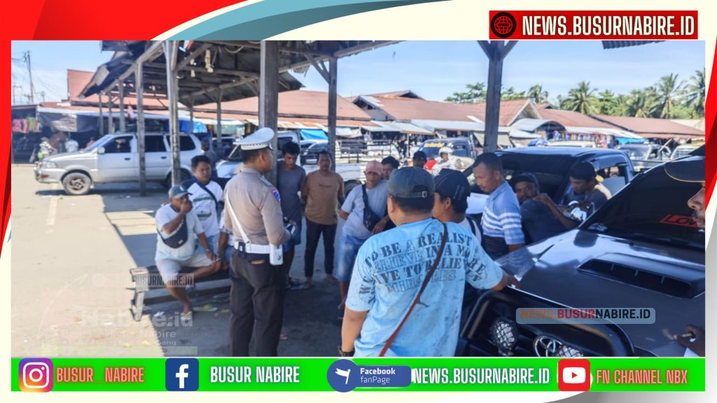 NEWS.BUSURNABIRE.ID – NABIRE | Dalam upaya meningkatkan kesadaran dan kedisiplinan berlalu lintas, Satuan Lalu Lintas (Satlantas) Polres Nabire kembali menggelar kegiatan Polantas Menyapa dengan menyambangi para supir angkutan kota di Terminal Pasar Kali Bobo, Kamis (13/11/2025) pukul 10.30 WIT hingga 12.00 WIT.
Kegiatan yang dipimpin oleh Aiptu Nanto, selaku Kanit Kamsel Satlantas Polres Nabire, mewakili Kasat Lantas IPTU Exaudio P. Raja Hasibuan, S.Tr.K., M.H., turut didampingi oleh Bripda Bahrul Ngilmi.
Dalam kegiatan tersebut, Aiptu Nanto menyampaikan bahwa program Polantas Menyapa merupakan bagian dari edukasi dan sosialisasi untuk menumbuhkan kesadaran para pengemudi angkutan kota agar selalu mematuhi aturan lalu lintas demi keselamatan bersama.
“Kami memberikan pemahaman kepada para supir agar selalu tertib di jalan, menaati aturan lalu lintas, dan wajib menggunakan safety belt setiap kali berkendara,” ujar Aiptu Nanto saat ditemui di lokasi kegiatan.
Selain itu, dirinya juga menekankan pentingnya menjaga kondisi kendaraan sebelum beroperasi. Hal ini mencakup pengecekan sistem pengereman dan kondisi jalan agar terhindar dari kecelakaan lalu lintas.
“Supir angkutan kota adalah ujung tombak transportasi masyarakat. Karena itu, mereka harus selalu memastikan kendaraannya dalam kondisi baik dan siap jalan,” tambahnya.
Melalui giat ini, Satlantas Polres Nabire berharap seluruh pengemudi dapat menjadi contoh dalam berkendara yang aman dan beretika, serta mengutamakan keselamatan penumpang maupun pengguna jalan lainnya.
Kegiatan yang berlangsung sekitar satu setengah jam ini berjalan aman, tertib, dan kondusif. Para supir angkot tampak antusias menerima arahan dari pihak kepolisian dan berkomitmen untuk terus meningkatkan kedisiplinan di jalan raya.
“Kami sangat mendukung kegiatan seperti ini. Dengan adanya himbauan langsung dari Polantas, kami bisa lebih paham dan ingat pentingnya keselamatan,” ungkap salah satu supir angkot yang hadir di lokasi.
Dengan adanya kegiatan Polantas Menyapa di Terminal Pasar Kali Bobo, Satlantas Polres Nabire berharap budaya tertib berlalu lintas dapat terus tumbuh di tengah masyarakat, khususnya di kalangan para pengemudi angkutan umum. (Foto: Busur Nabire)

