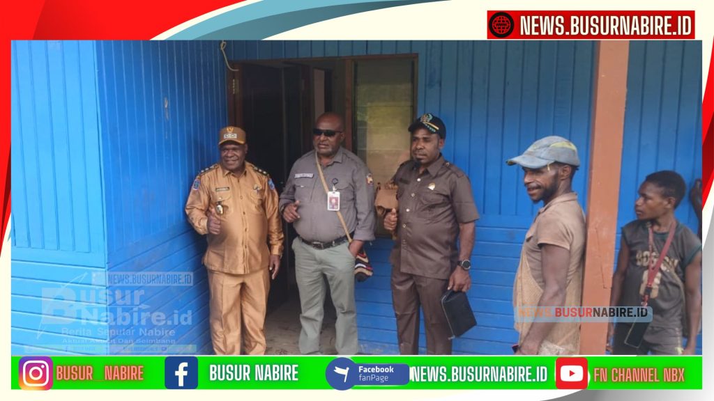 Wakil Bupati Elias Igapa Serahkan 15 Rumah Layak Huni Maniuwo Distrik Biandoga (Foto: Busur Nabire)