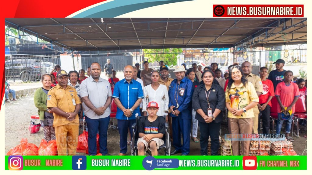 Wagub Papua Tengah Salurkan Bansos Natal, Tegaskan Negara Hadir untuk Kelompok Rentan (Foto: HUmas Pemprov)