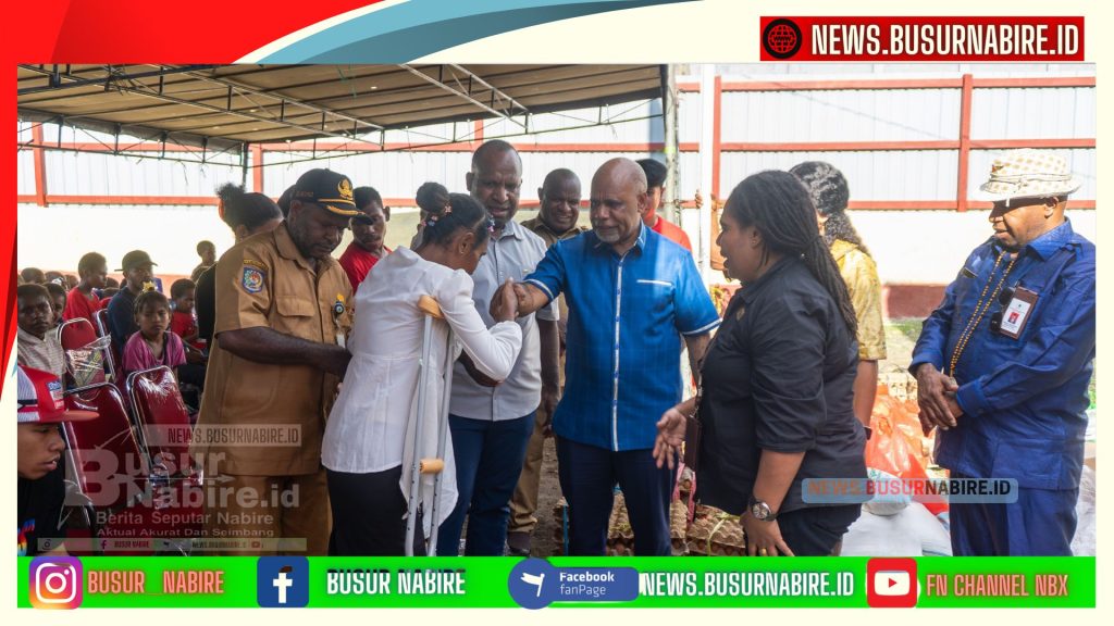 Wagub Papua Tengah Salurkan Bansos Natal, Tegaskan Negara Hadir untuk Kelompok Rentan (Foto: HUmas Pemprov)
