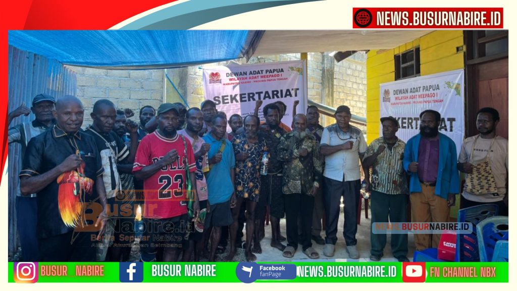 Peresmian Sekretariat DAP Meepago Nabire (Foto bersama usai peresmian Sekretariat. (CEPOSONLINE.COM/THERESIA F. TEKEGE) 