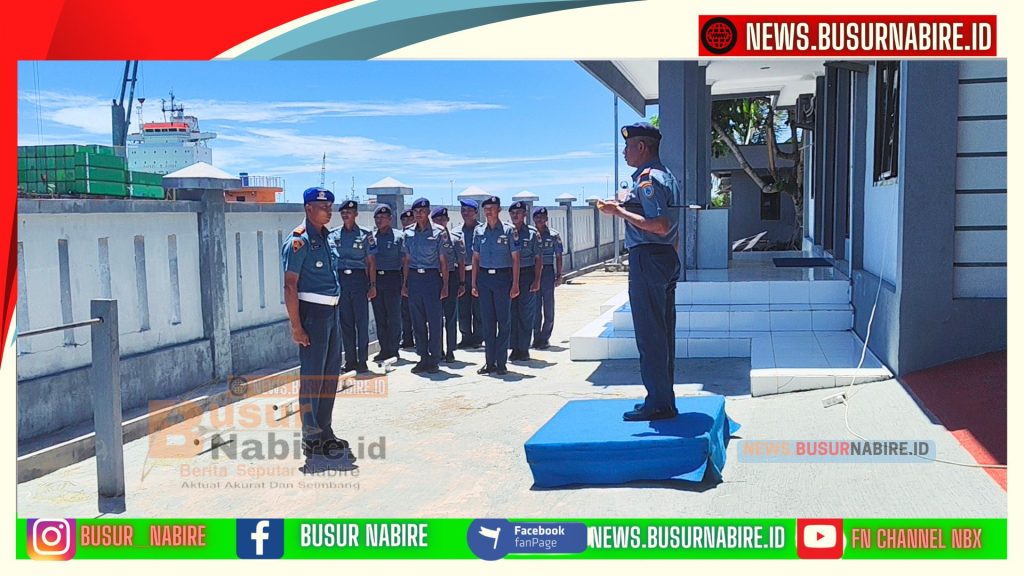 Letda Laut (PM) Bagus Rahmat Efendi Pjs. Dandenpom Lanal Nabire Bertindak sebagai Komandan Upacara (Foto: Busur Nabire)