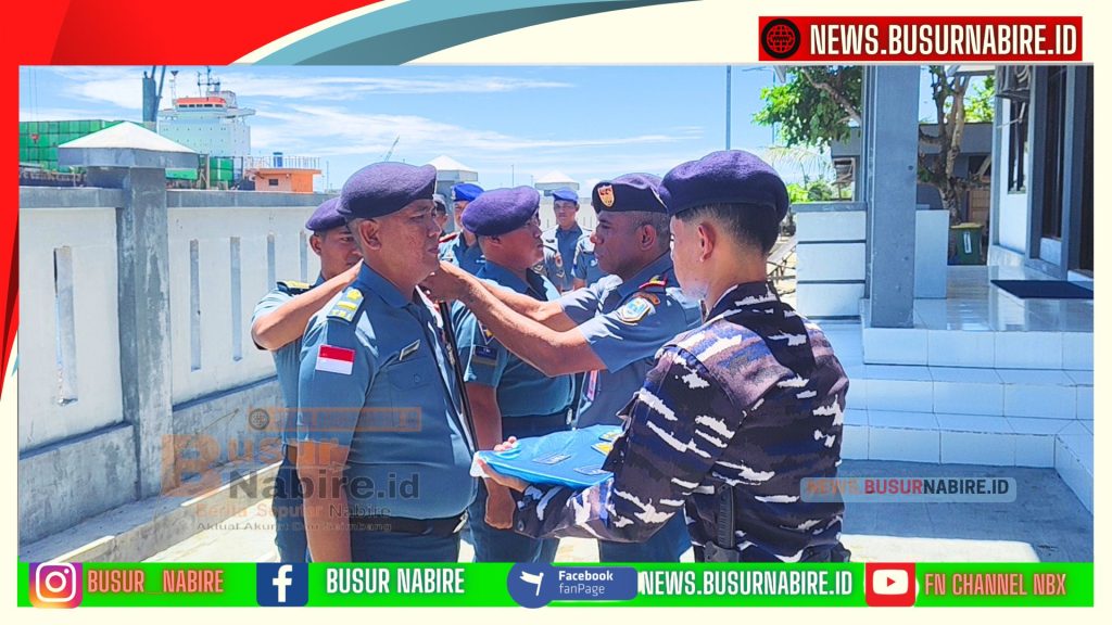 Dua perwakilan prajurit yang menerima kenaikan pangkat maju ke hadapan Inspektur Upacara (Foto: Busur Nabire)