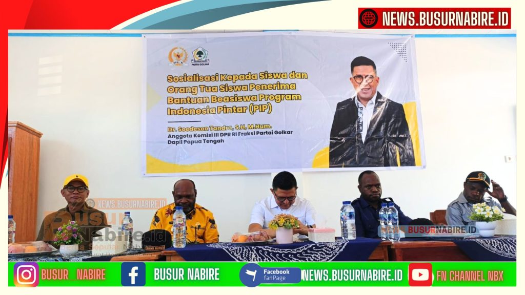 Wakil Ketua II DPRK Nabire Joni Nehemia Pakage  Apresiasi Soderson Tandra, 90 Siswa SD YPK Sion Tabernakel Terima Beasiswa PIP (Foto: Busur Nabire)