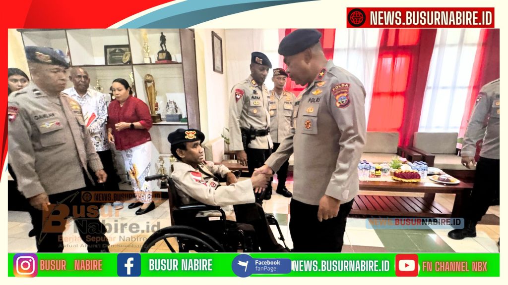 Bripda Jenifer Fernando Kaigere yang mengalami kelumpuhan akibat saraf kejepit juga mendapat perhatian khusus dalam kunjungan tersebut (Foto: Roy Purba)