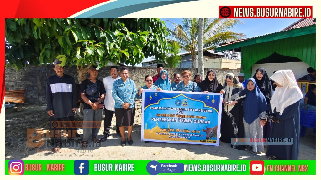 Nurhaida Nawipa Ketua PKK Papua Tengah Serahkan Hewan Kurban untuk Jamaah Masjid Al-Washilah Waroki Nabire (Foto: BusurNabire)