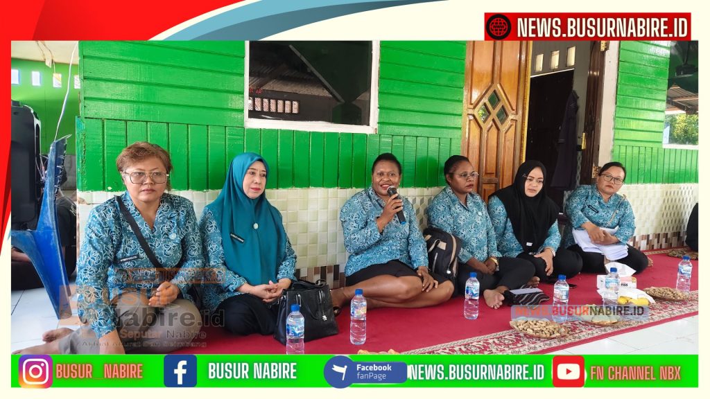 Nurhaida Nawipa Ketua PKK Papua Tengah Serahkan Hewan Kurban untuk Jamaah Masjid Al-Washilah Waroki Nabire (Foto: BusurNabire)