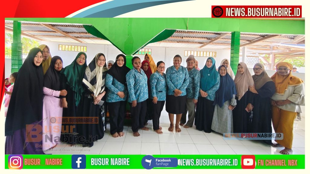 Nurhaida Nawipa Ketua PKK Papua Tengah Serahkan Hewan Kurban untuk Jamaah Masjid Al-Washilah Waroki Nabire (Foto: BusurNabire)