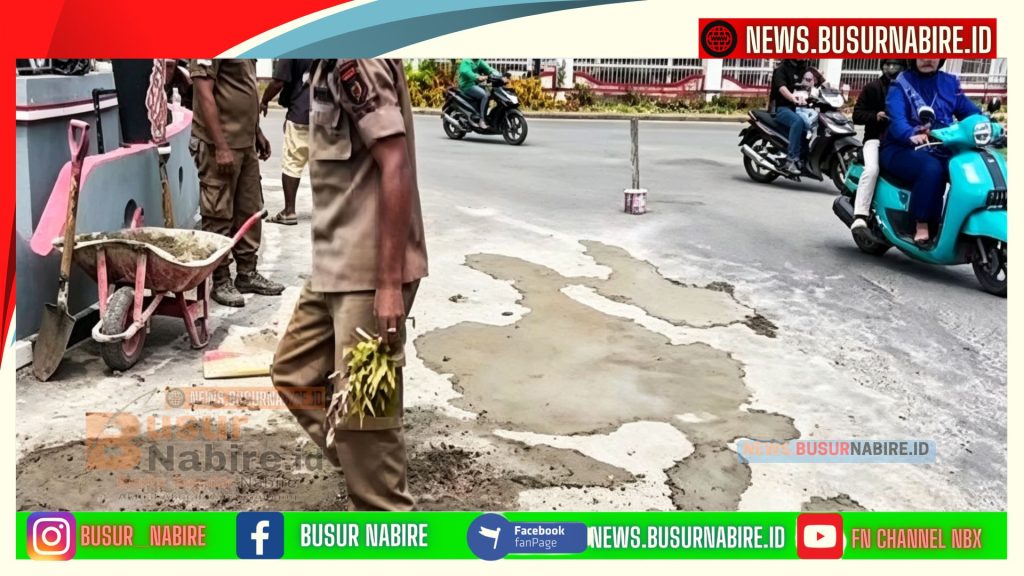 Aksi Nyata Irsul Jamaluddin Cegah Kecelakaan Akibat Jalan Berlubang di Tugu Nabire Hebat (Foto: Istimewa)