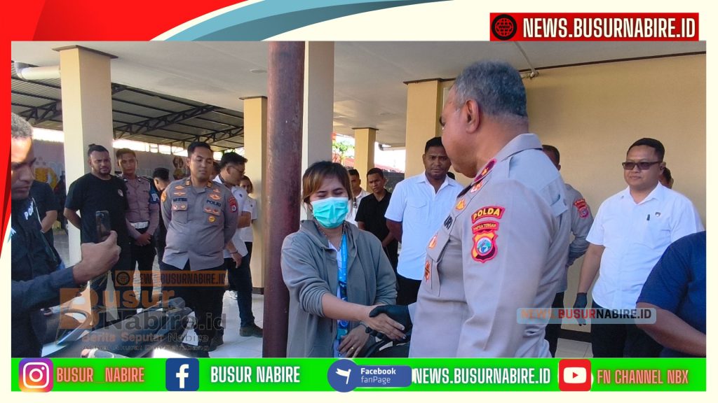 Rasa haru dan bahagia menyelimuti sejumlah warga saat menerima kembali kendaraan mereka yang sebelumnya hilang (Foto: BusurNabire)