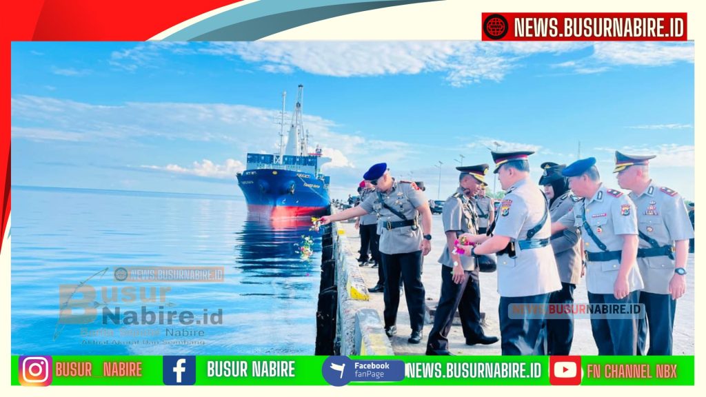 Irwasda Polda Papua Tengah Pimpin Tabur Bunga di Laut untuk Hormati Jasa Pahlawan (Foto: Humas Polda Papua Tengah)