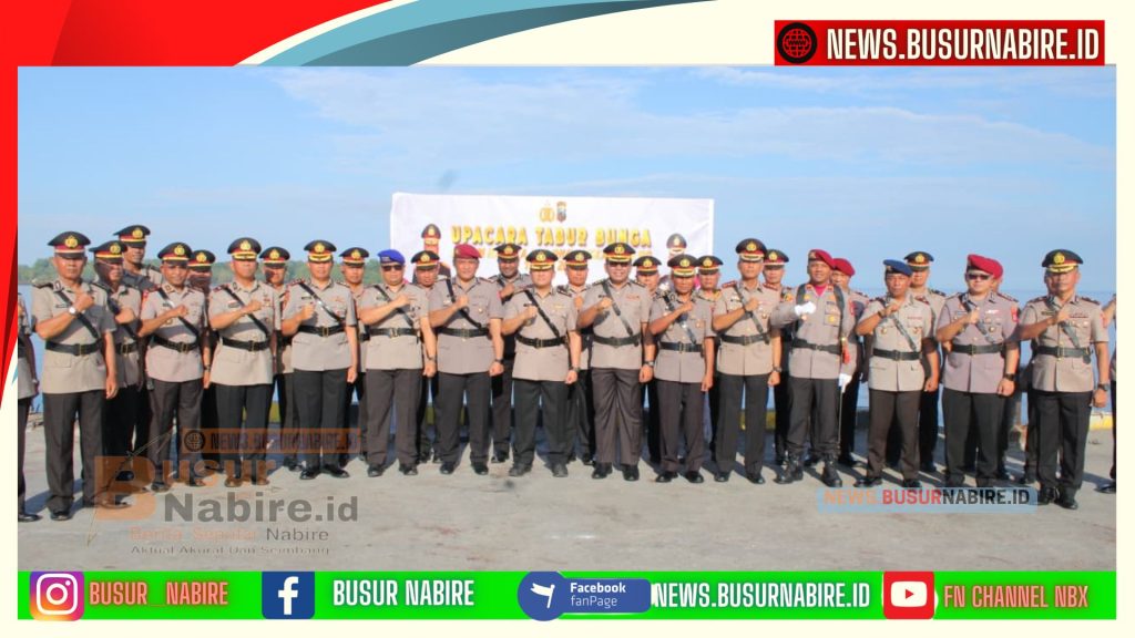 Irwasda Polda Papua Tengah Pimpin Tabur Bunga di Laut untuk Hormati Jasa Pahlawan (Foto: Humas Polda Papua Tengah)