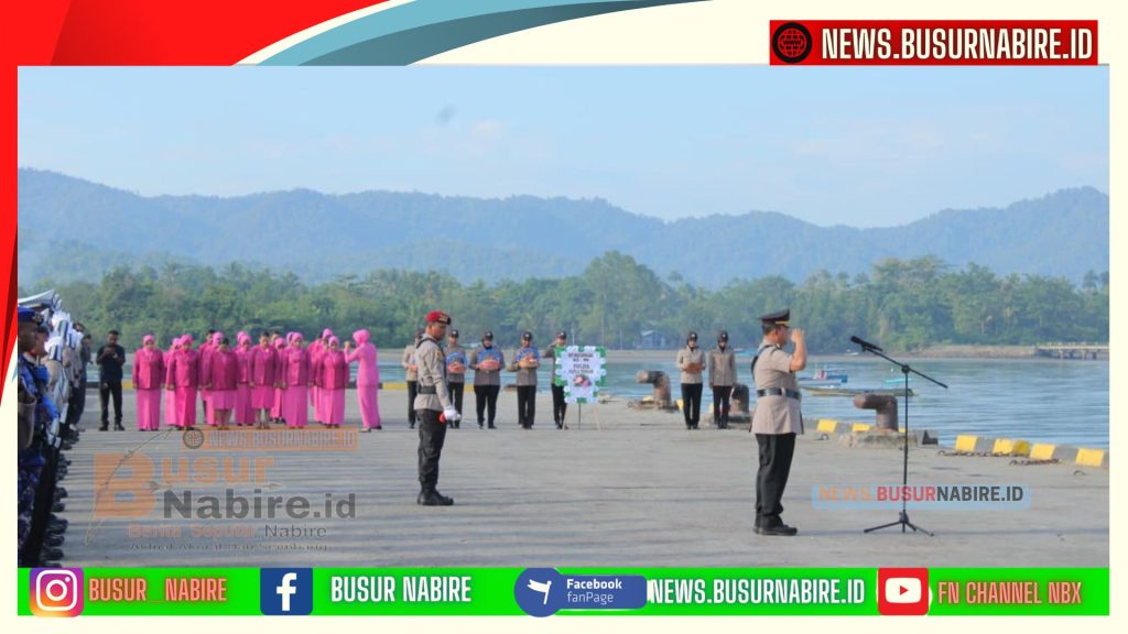 Irwasda Polda Papua Tengah Pimpin Tabur Bunga di Laut untuk Hormati Jasa Pahlawan (Foto: Humas Polda Papua Tengah)