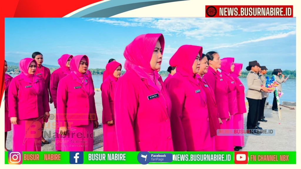 Irwasda Polda Papua Tengah Pimpin Tabur Bunga di Laut untuk Hormati Jasa Pahlawan (Foto: Humas Polda Papua Tengah)