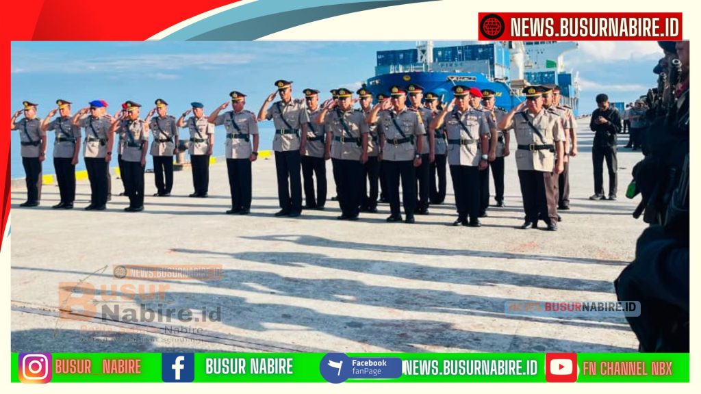 Irwasda Polda Papua Tengah Pimpin Tabur Bunga di Laut untuk Hormati Jasa Pahlawan (Foto: BusurNabire)