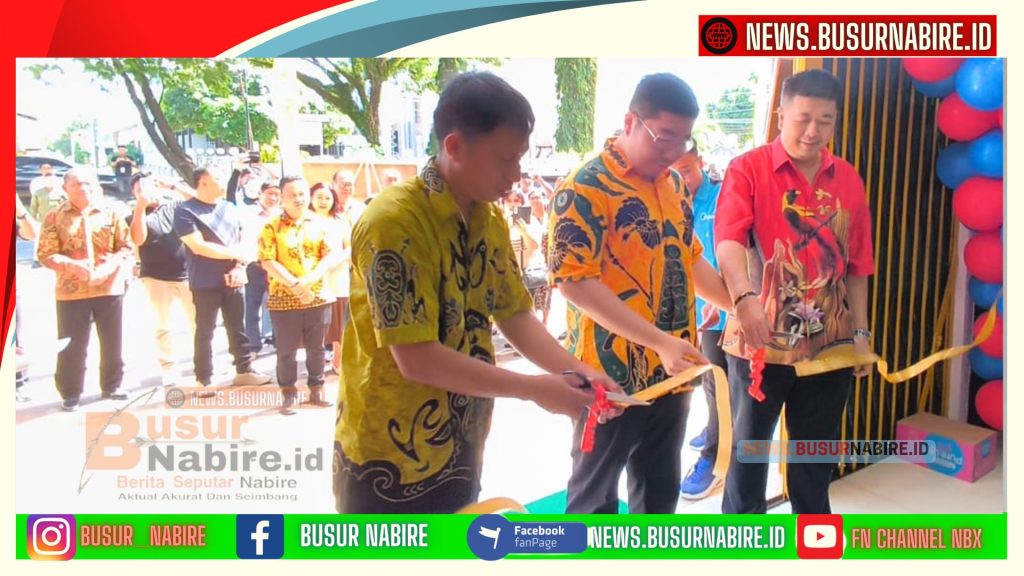 Prosesi pengguntingan pita oleh Direktur Utama Central Electronic Eliot, Manager Central Electronic Nabire Adinata, serta Gery selaku Owner Central Electronic (Foto: BusurNabire)