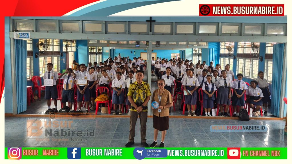 Satgaswil Papua Densus 88 AT Polri Tanamkan Wawasan Kebangsaan dan Literasi Digital kepada Pelajar di Nabire (Foto: BusurNabire)