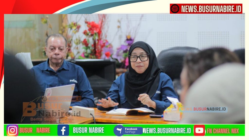 Kepala LPP RRI Nabire, Surya S. Thalib, S.AP., M.Si, didampingi Kepala Sub Bagian Tata Usaha (Kasubag TU) John Basik (Foto: Istimewa)