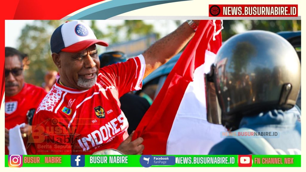Deinas Geley Kobarkan Nasionalisme, Bagikan Bendera Merah Putih di Tengah Jalan Santai Nabire (Foto: BusurNabire)