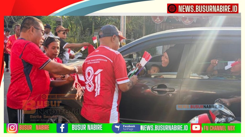 Deinas Geley Kobarkan Nasionalisme, Bagikan Bendera Merah Putih di Tengah Jalan Santai Nabire (Foto: BusurNabire)