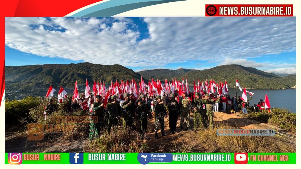 300 Warga Paniai Kibarkan Merah Putih di Bukit Bobairo Sambut HUT RI ke-81 (Foto: BusurNabire)