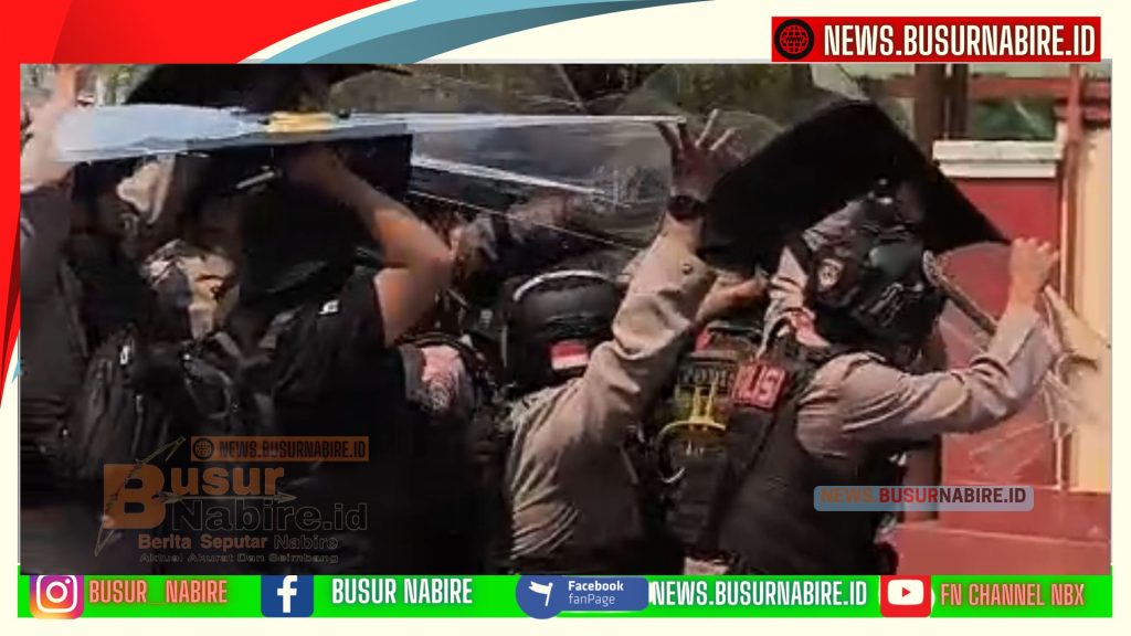 Kapolres Nabire AKBP Samuel D Tatiratu Dilempari Massa, Sidang Kasus CKC Sempat Diwarnai Kericuhan (Foto: BusurNabire)