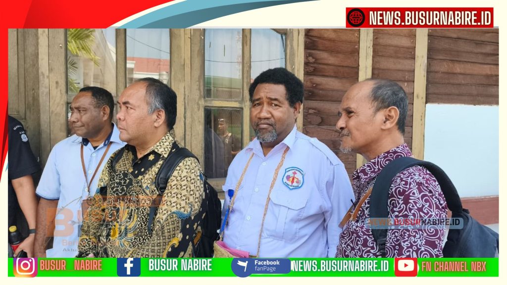 keluarga korban CKC didampingi kuasa hukum Marsius Ginting, Sergius Wabiser, dan Bambang Sudarmono. (Foto: BusurNabire)