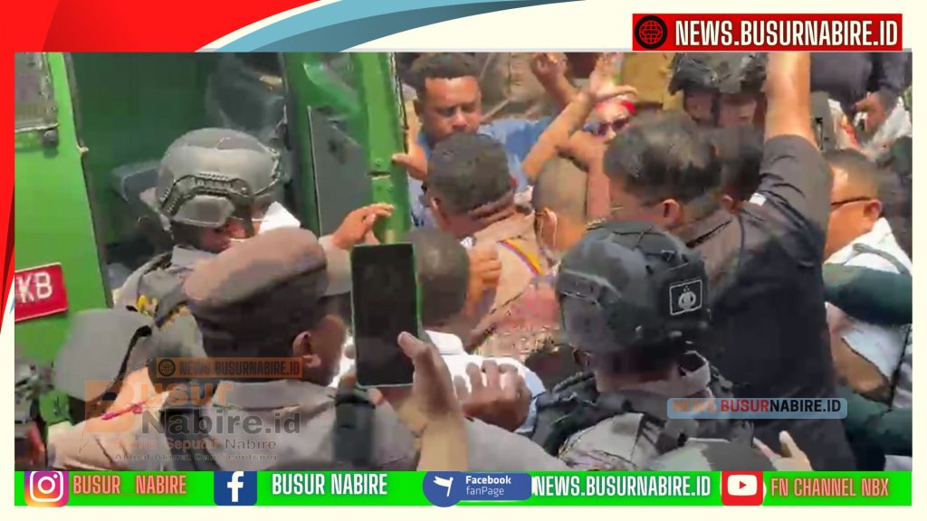 Menegangkan! AWS Sempat Dipukul dan Disiram Air Mineral Usai Sidang Perdana (Foto: BusurNabire)