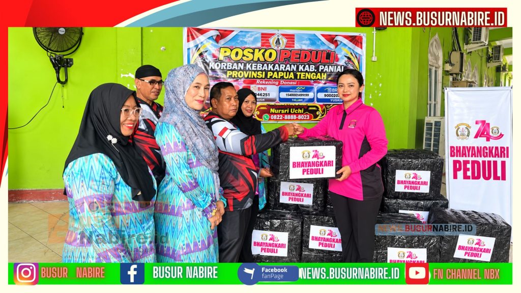 Ketua Bhayangkari Daerah Papua Tengah, Ny. Yanti Rontini Salurkan Bantuan Peduli Paniai di Posko Nabire (Foto: BusurNabire)