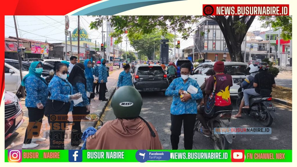 TP PKK Nabire Bagikan Masker dan Air Mineral Peduli Kesehatan Warga (Foto: BusurNabire)