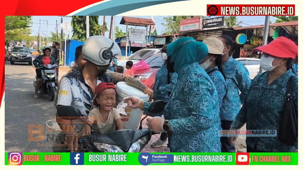 TP PKK Nabire Bagikan Masker dan Air Mineral Peduli Kesehatan Warga (Foto: BusurNabire)