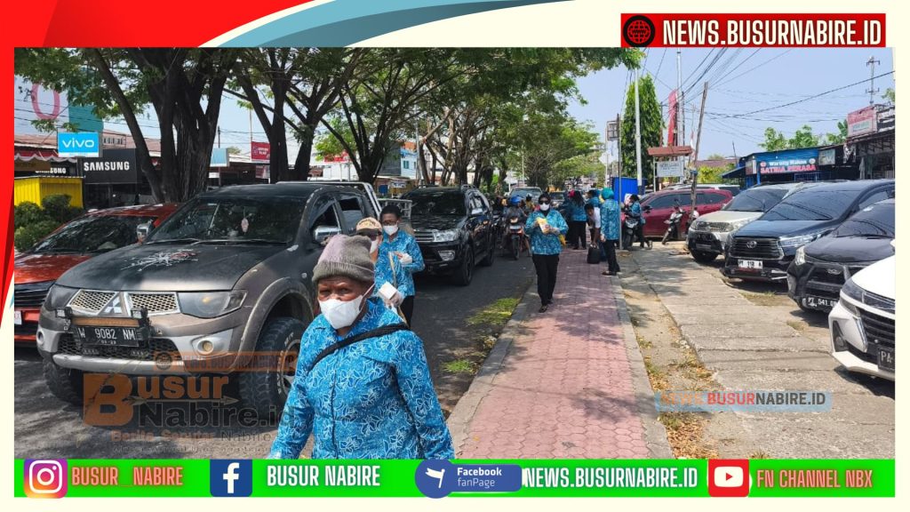 TP PKK Nabire Bagikan Masker dan Air Mineral Peduli Kesehatan Warga (Foto: BusurNabire)