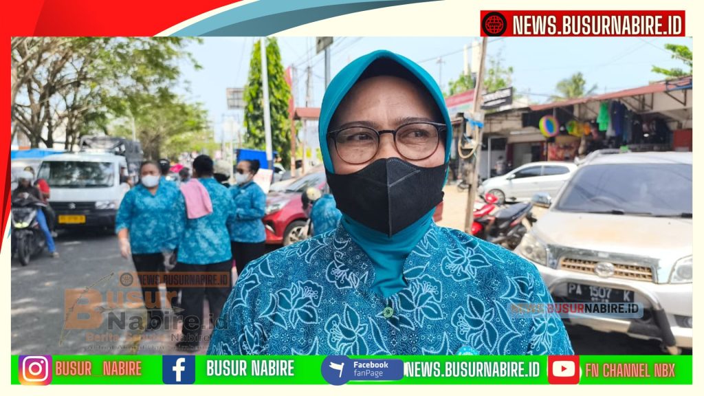 TP PKK Nabire Bagikan Masker dan Air Mineral Peduli Kesehatan Warga (Foto: BusurNabire)