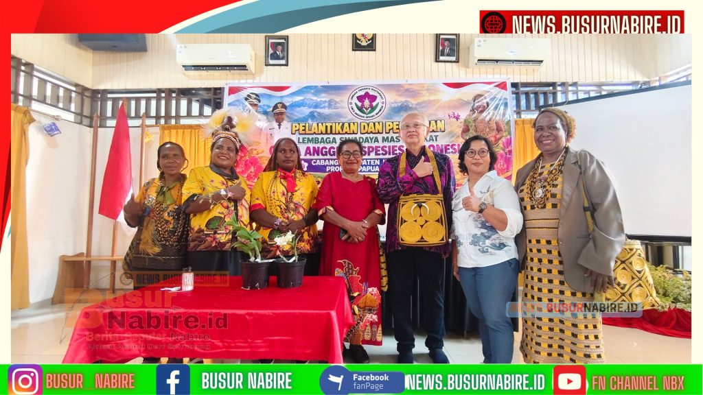 Foto Bersama Sekjen Cinta Anggrek Species Indonesia (INOS) Widjaya Trisulo Usai Melantik (Foto: BusurNabire)