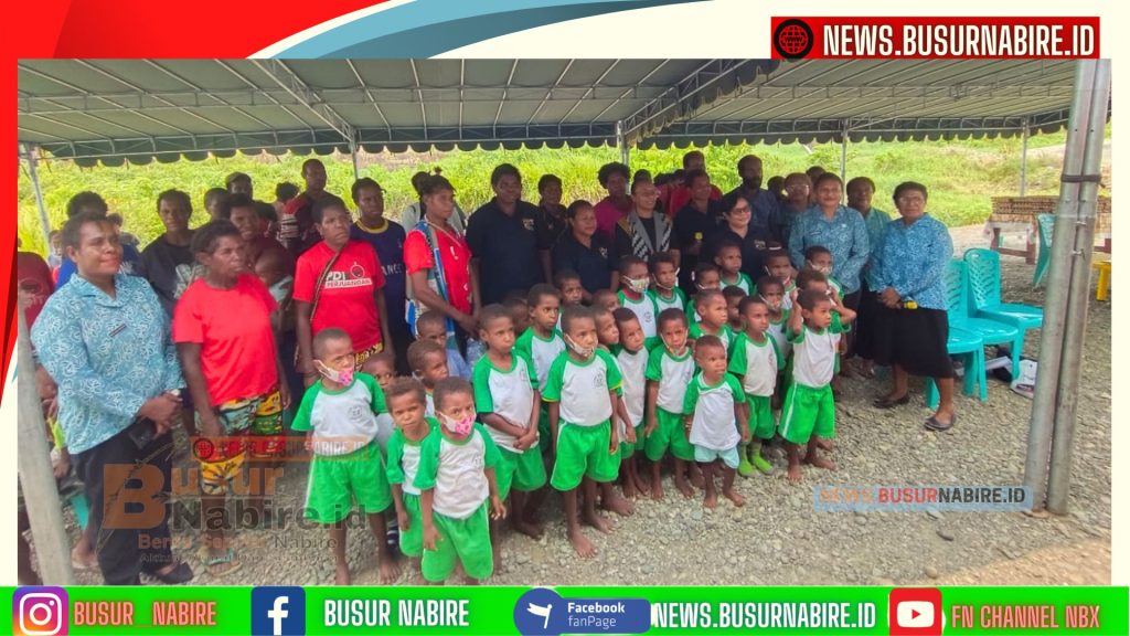 Ketua TP PKK Papua Tengah Nurhaidah Nawipa Salurkan Bantuan Pangan,Tandon Air, dan Pengobatan Gratis (Foto: BusurNabire)
