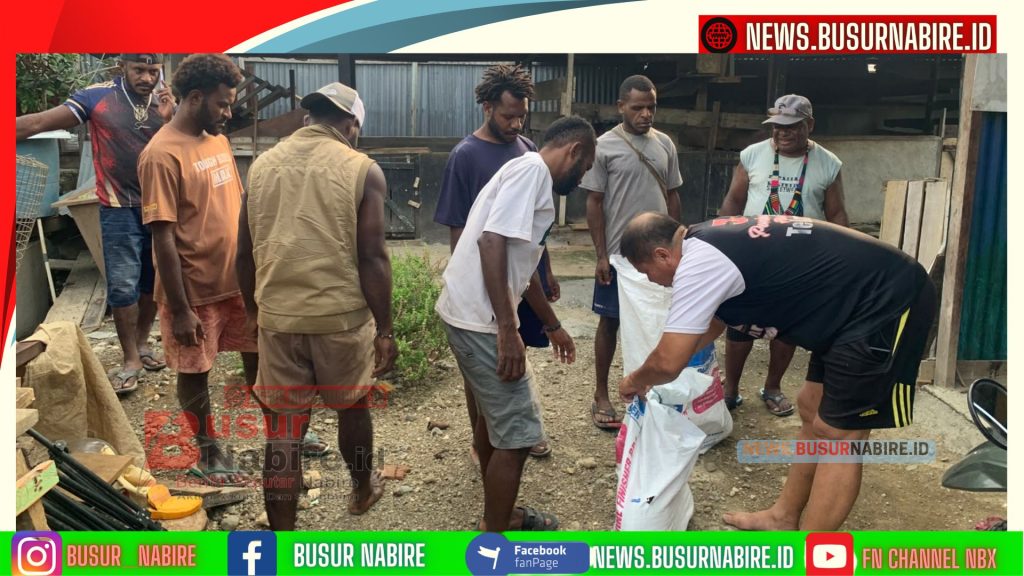 Dukung Kemandirian Ekonomi di Papua Tengah, Kepala Suku Besar Moni Musa Kobogau Terima Bantuan 4 Ekor Bibit Babi di Nabire (Foto: BusurNabire)