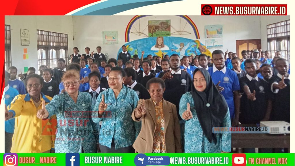 TP PKK Papua Tengah Edukasi Pelajar SMAK Aweidabi Deiyai tentang Bahaya Pergaulan Bebas (Foto: BusurNabire)