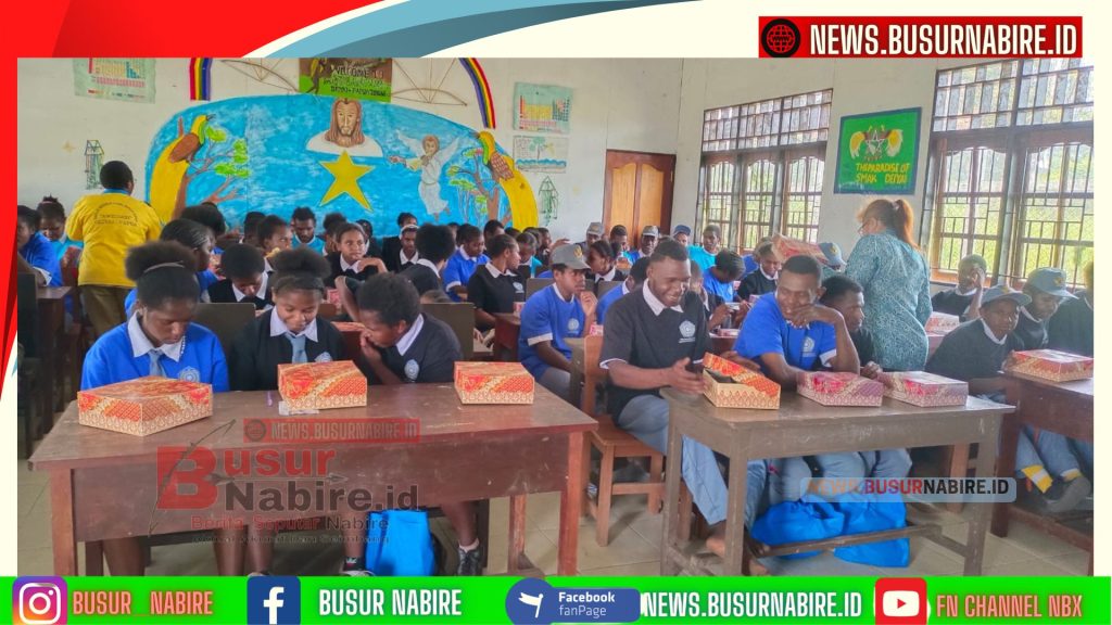 TP PKK Papua Tengah Edukasi Pelajar SMAK Aweidabi Deiyai tentang Bahaya Pergaulan Bebas (Foto: BusurNabire)
